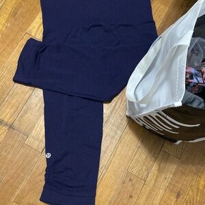 Lululemon Athletica ebb to street Navy blue rouched Capri Leggings